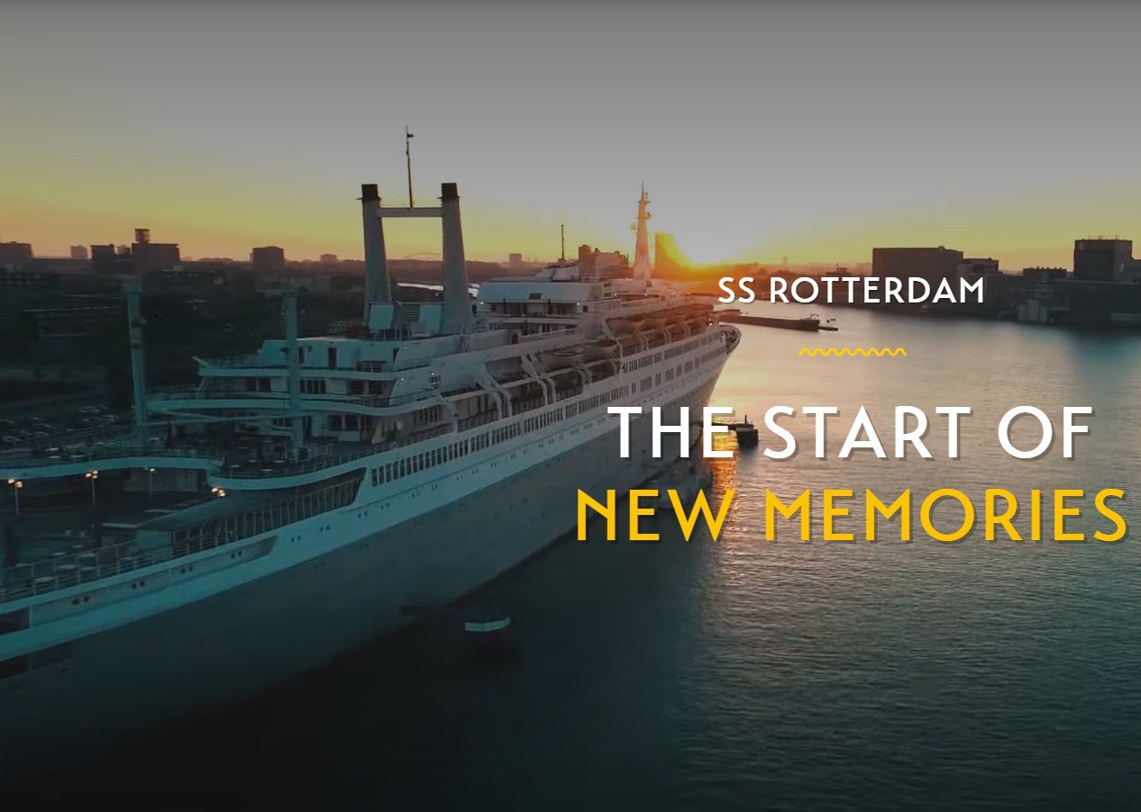 Historisch wit cruiseschip aan de kade